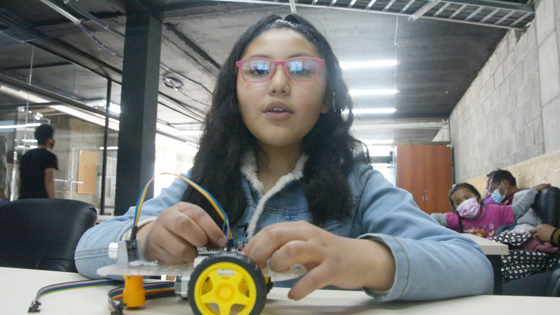 AGETIC clausura la 1ra versión del programa RobóTICas  en La Paz, con la entrega de certificados y Kids para las ganadoras de los 100 mejores proyectos