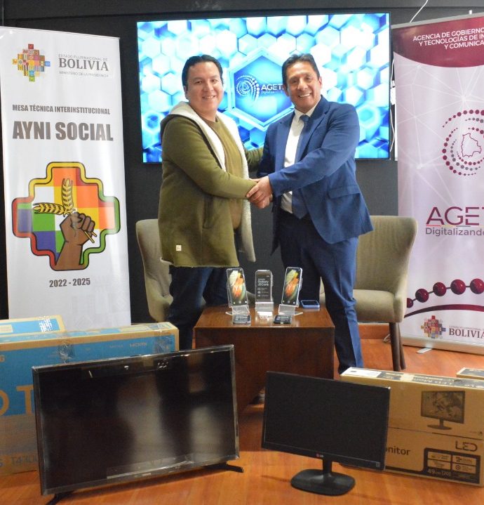 La AGETIC recibe donación de la Unidad de Acción y Gestión Solidaria para los Centros de Capacitación e Innovación Tecnológica