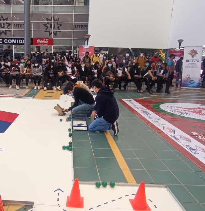 La AGETIC desarrolla el torneo departamental de robótica en Santa Cruz
