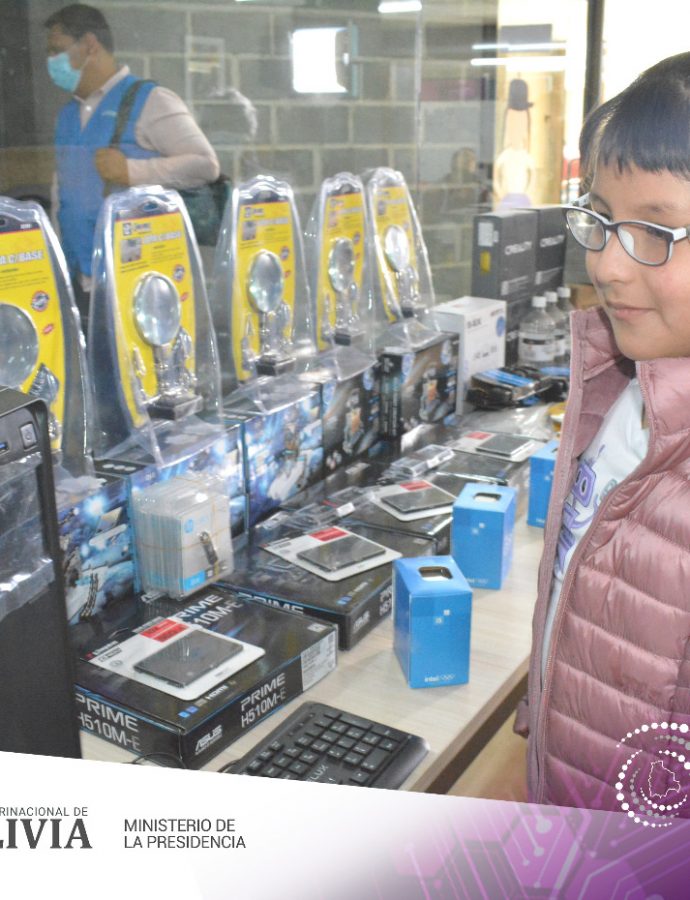AGETIC y UNICEF festejan el día de la mujer boliviana y el día internacional de la niña con dotación de equipos para RobóTICas y los Centros de Capacitación e Innovación Tecnológica