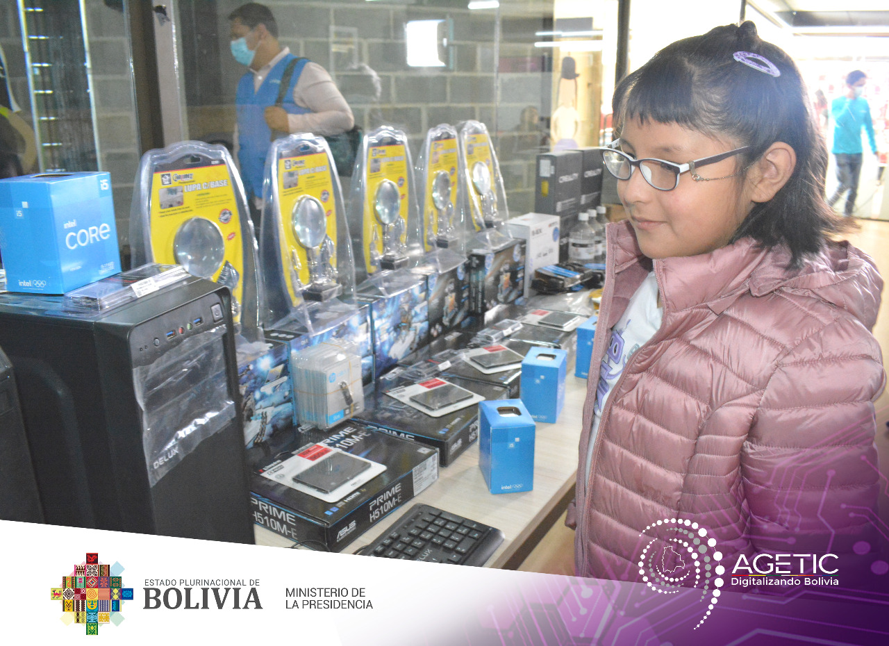 AGETIC y UNICEF festejan el día de la mujer boliviana y el día internacional de la niña con dotación de equipos para RobóTICas y los Centros de Capacitación e Innovación Tecnológica