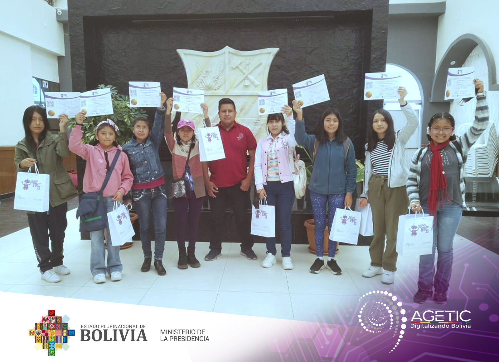 <strong>La AGETIC, reconoce con diplomas a aquellas niñas y adolescentes bolivianas que fueron beneficiarias de la formación gratuita con el programa RobóTICas</strong>