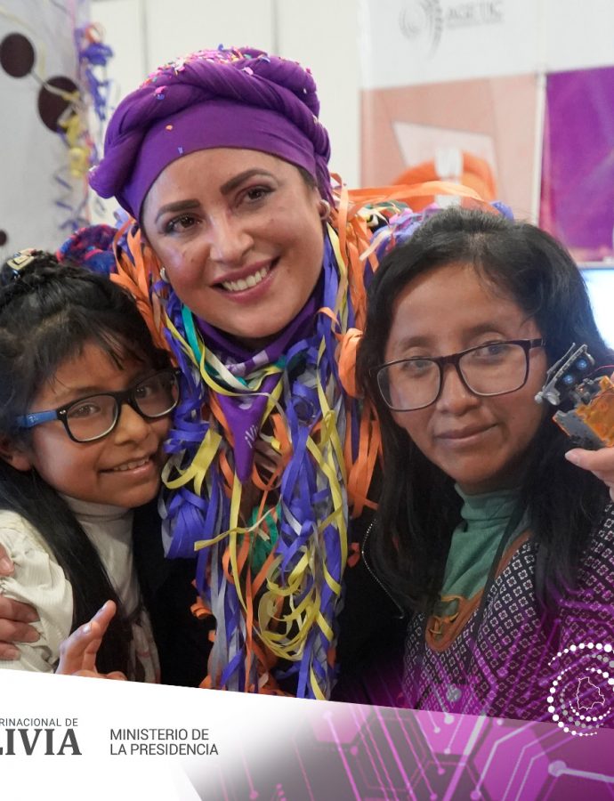 <strong>AGETIC participa con un stand informativo en el acto Mujeres en revolución</strong>