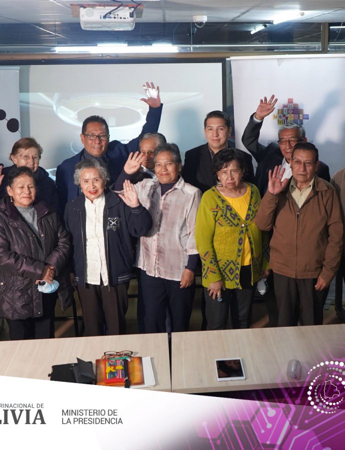 La AGETIC inicia capacitaciones a personas de la 3ra edad en manejo de celulares