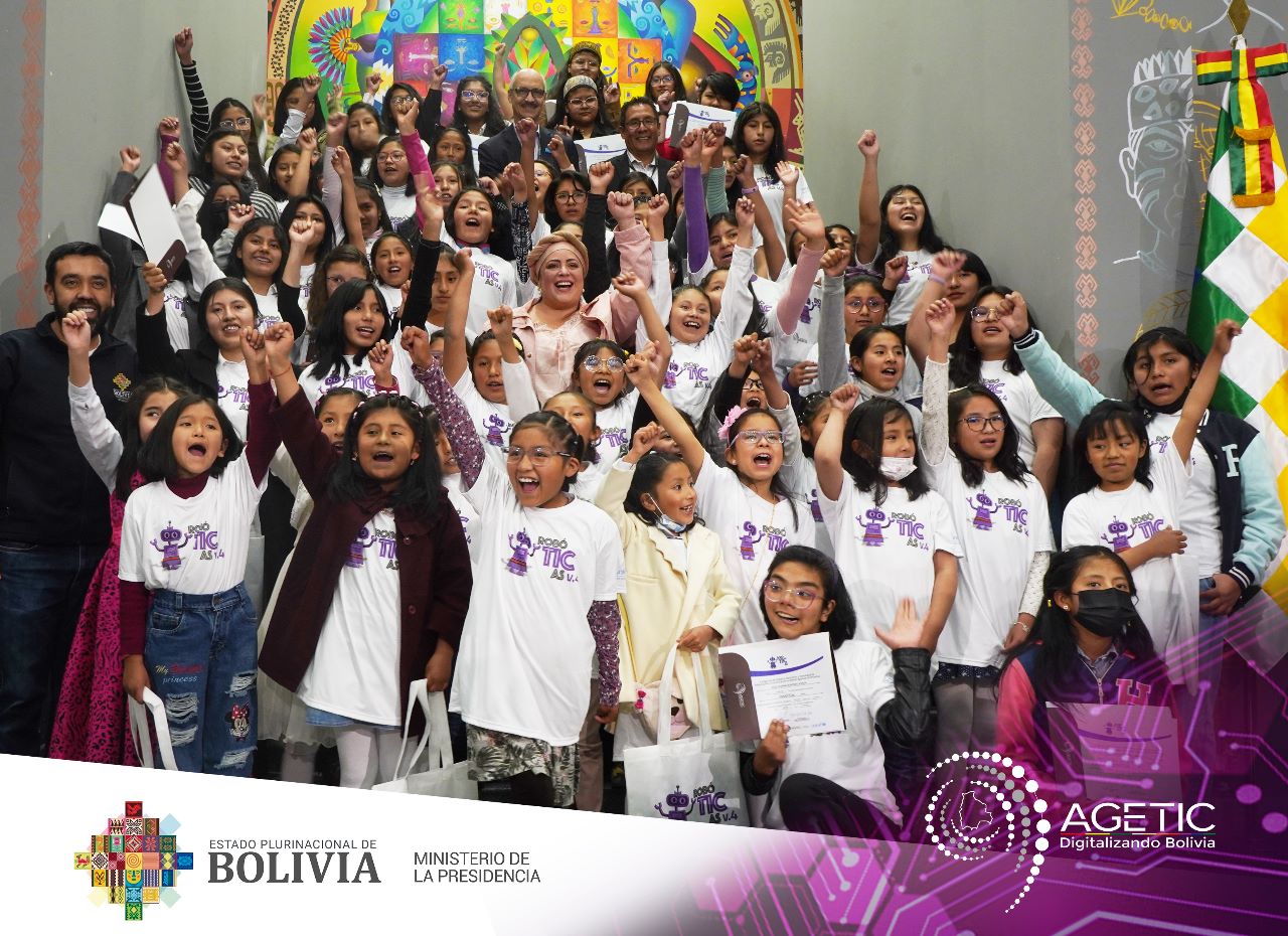 La AGETIC lleva a cabo la entrega de certificados y reconocimientos a niñas y adolescentes beneficiarias del programa RobóTICas V.4