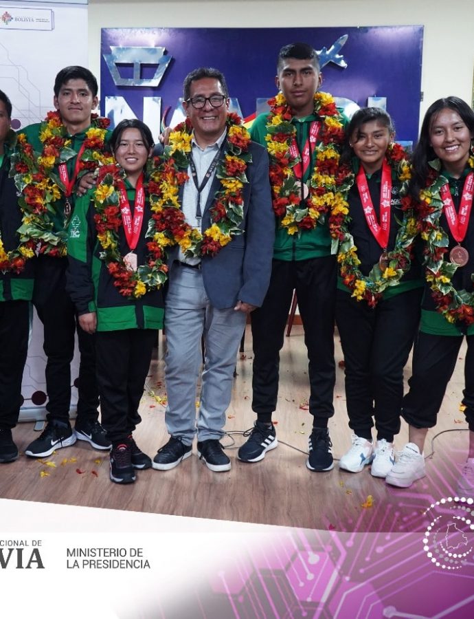 BOLIVIA RECIBE A LA SELECCIÓN DE ROBÓTICA QUE OBTUVO EL TERCER LUGAR EN EL TORNEO MUNDIAL – FIRST GLOBAL CHALLENGE