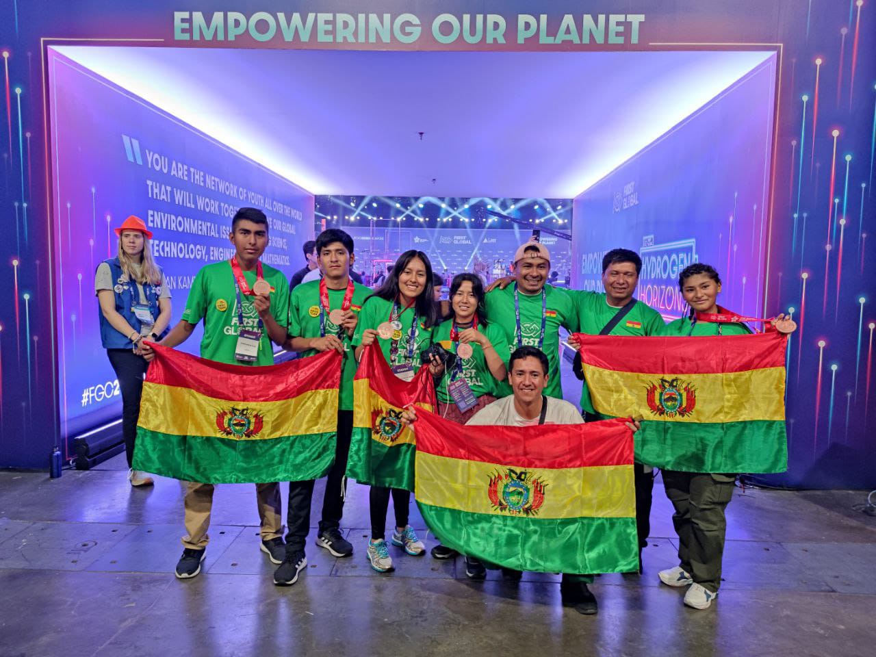 Momento histórico: Bolivia obtiene el tercer lugar en el torneo de robótica más importante del mundo “First Global Challenge – Singapur 2023”