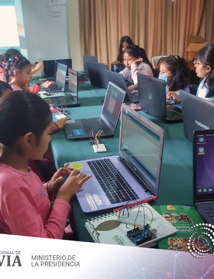 La AGETIC certifica a niñas y adolescentes bolivianas beneficiarias del programa RobóTICas en su quinta versión