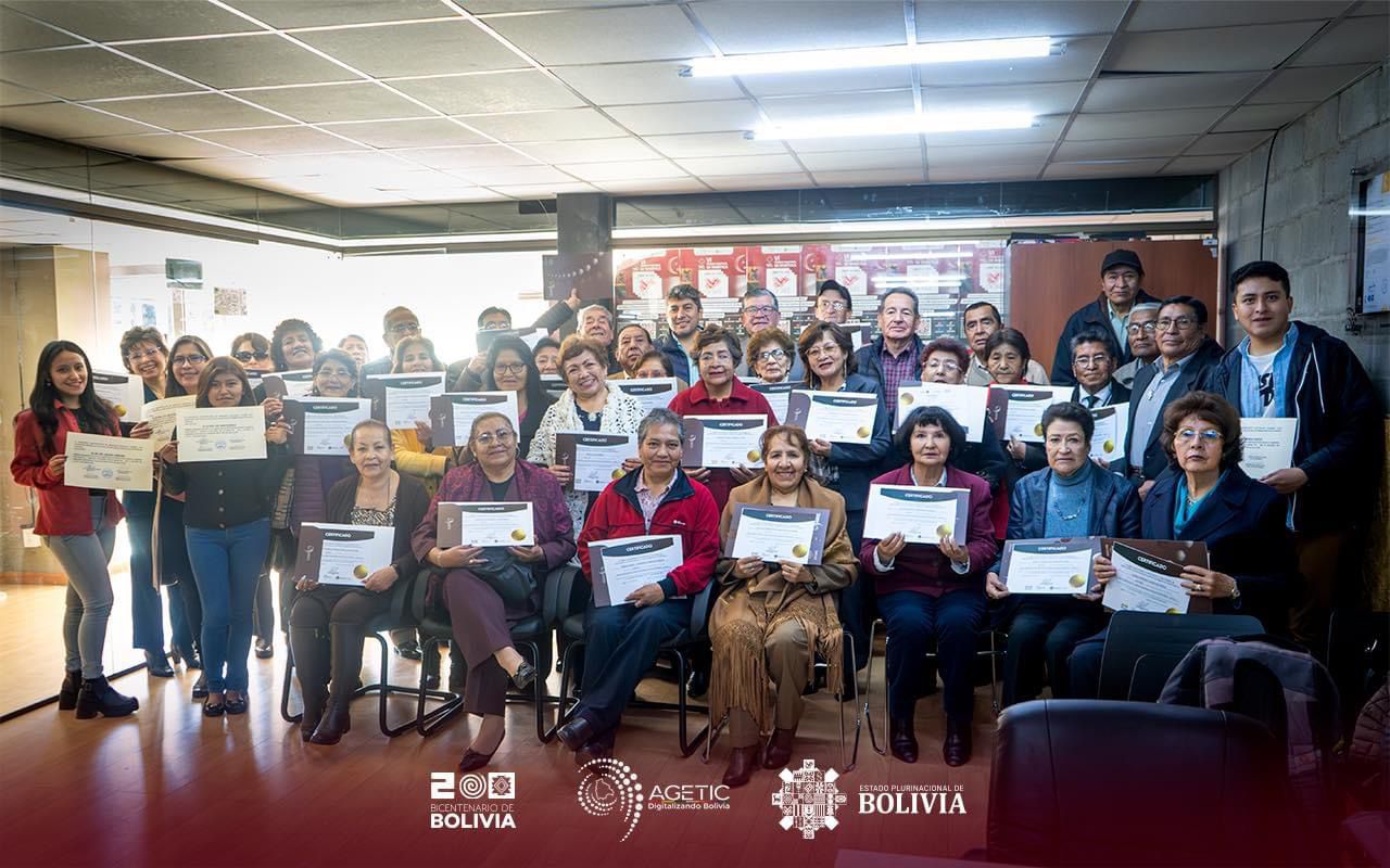 La AGETIC certifica los participantes del Programa de Inclusión Digital para Adultos Mayores