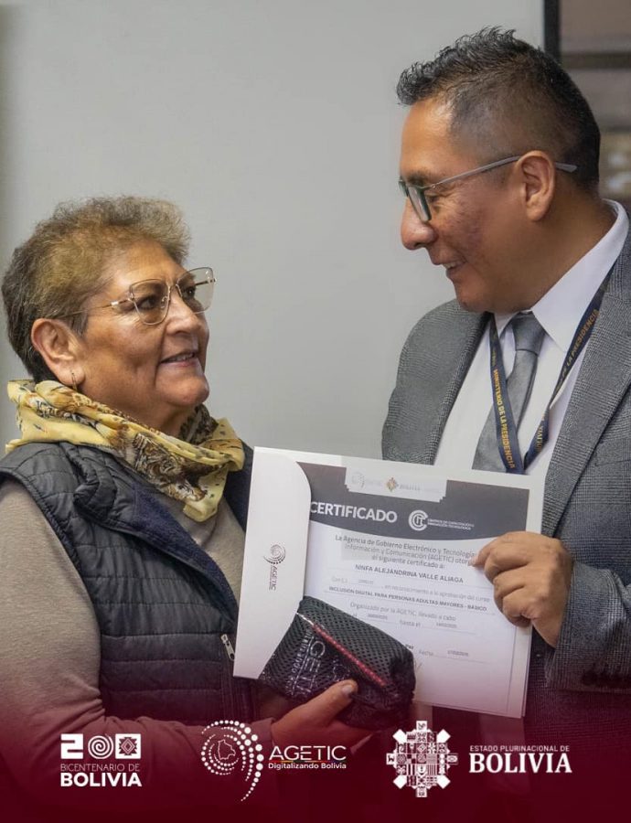 La AGETIC certifica a adultos mayores en habilidades digitales