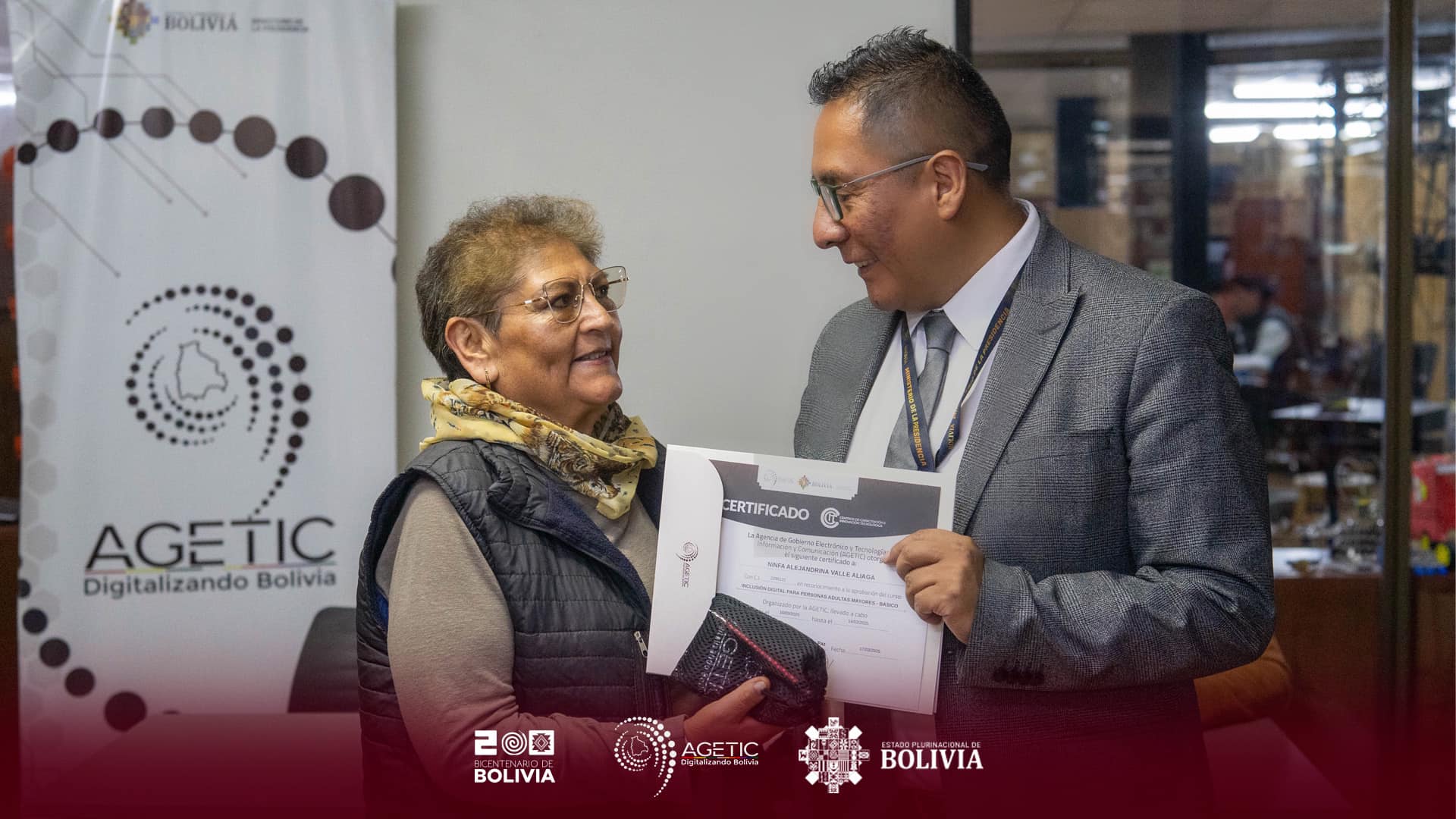 La AGETIC certifica a adultos mayores en habilidades digitales